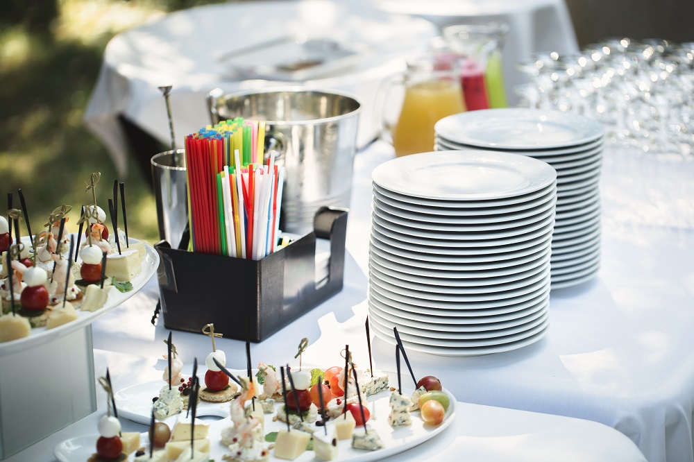 Piknik i grill – dlaczego warto wybrać catering na imprezę w plenerze?